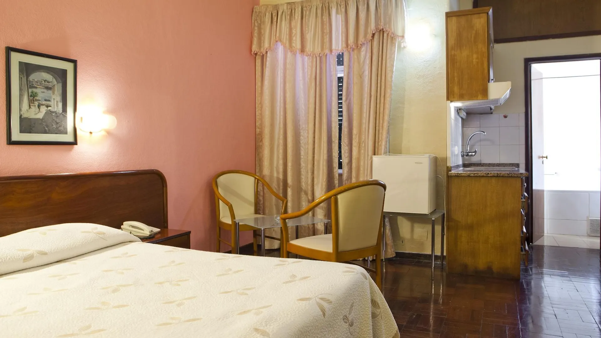 Bed and Breakfast Residencial Colombo à Funchal  2*, Funchal (Madeira)