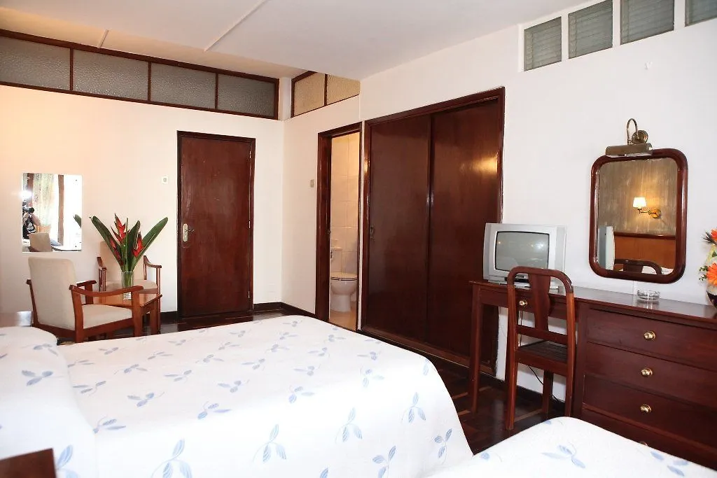 Bed and Breakfast Residencial Colombo à Funchal  Couette-café