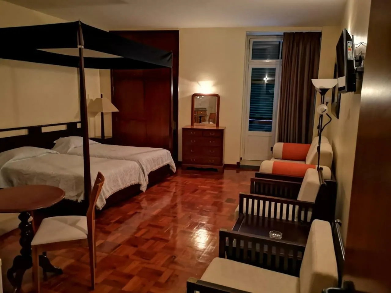 Bed and Breakfast Residencial Colombo à Funchal  Couette-café